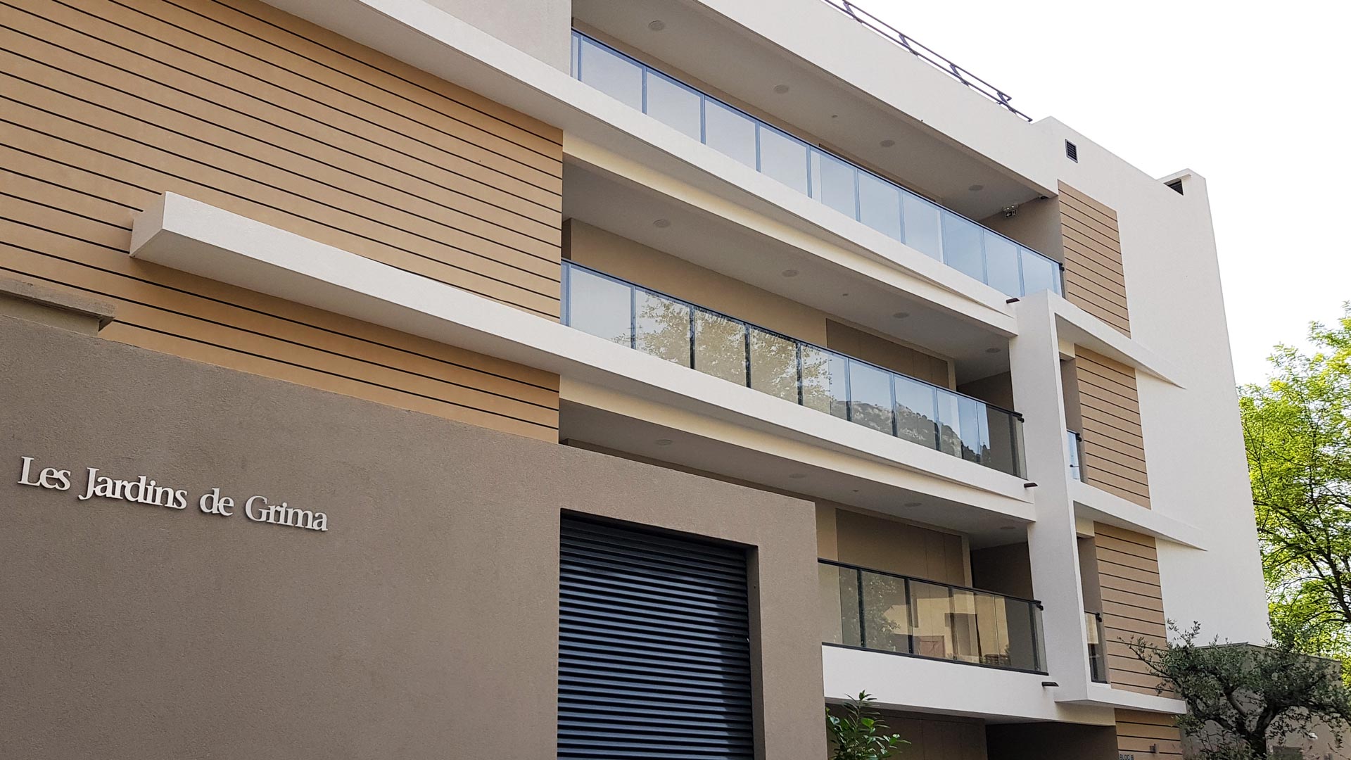 RIPO aluminium railings, framless balustrades, partition walls and blinds in French apartment buildings.